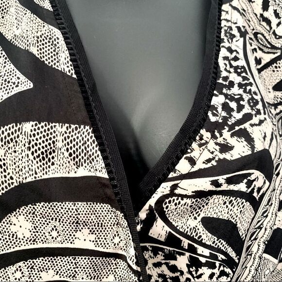 ANGL Black & Cream Abstract Pribt Surplice Short Romper Size Small - Picture 2 of 15